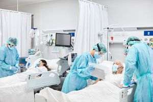 Personalul medical şi nemedical din "linia 1" va continua să primească suplimentar 1000 de leva pe lună